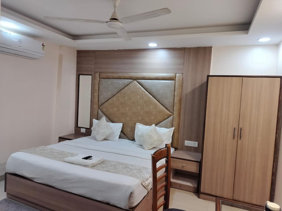 Bed, Photo of the whole room, Bedroom, fireplace, towels, wardrobe, air conditioner