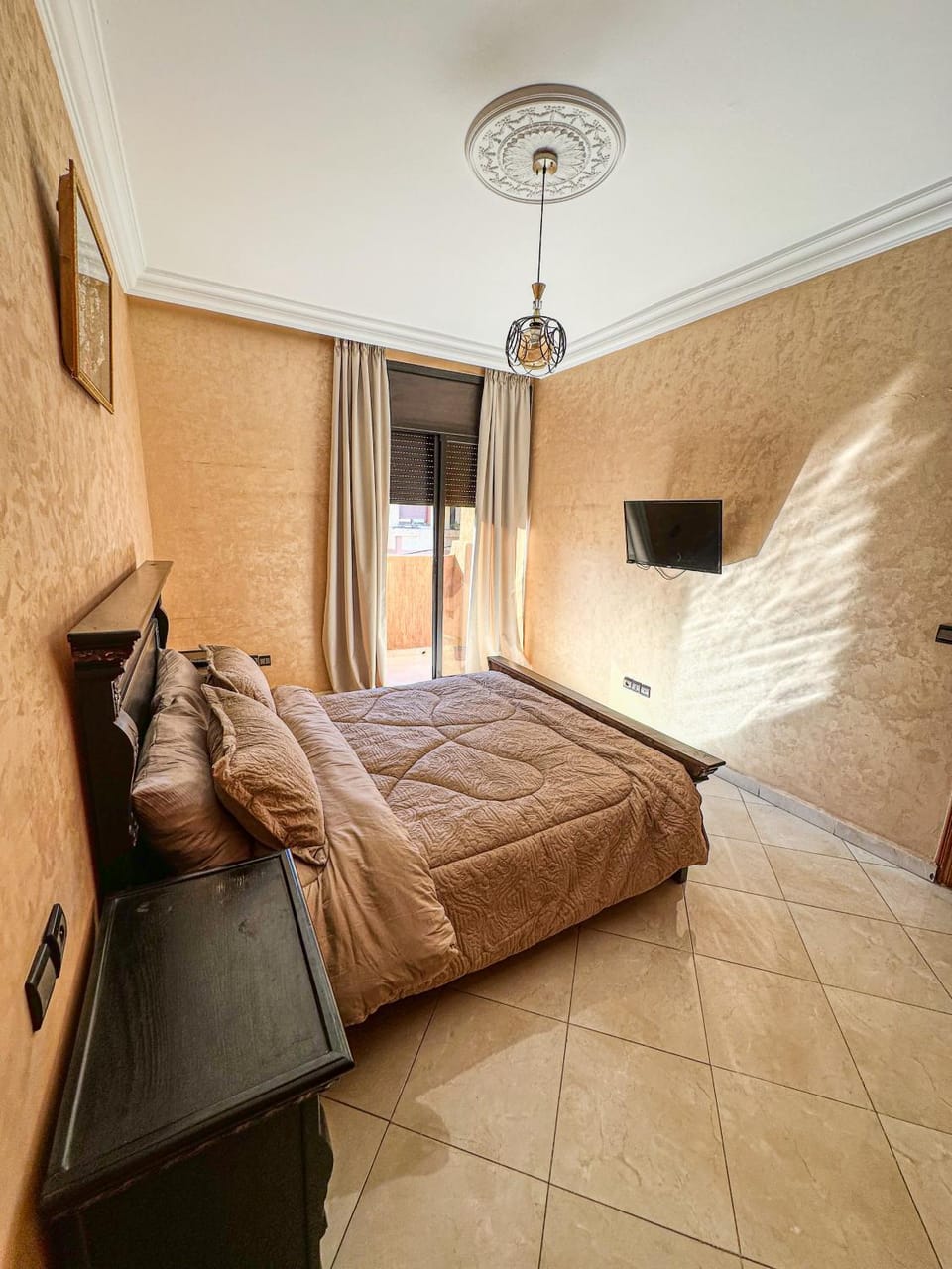 Bed, TV and multimedia, Bedroom