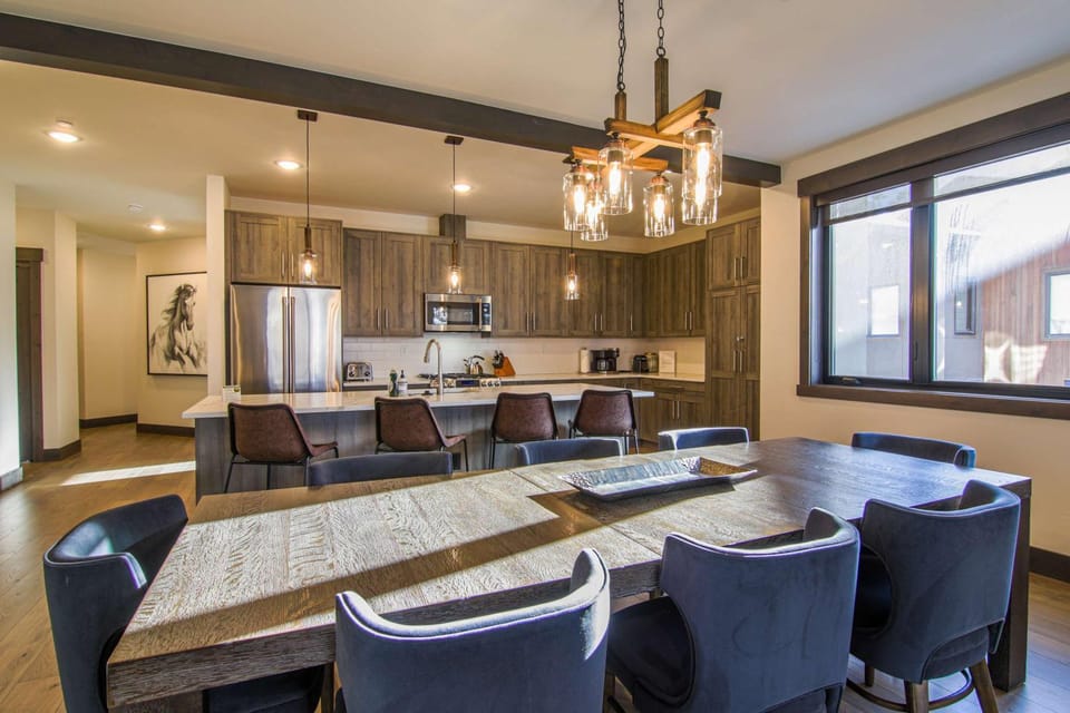 Big Sky Getaway Lone Peak Views Shared Hot Tub Apartment in Big Sky