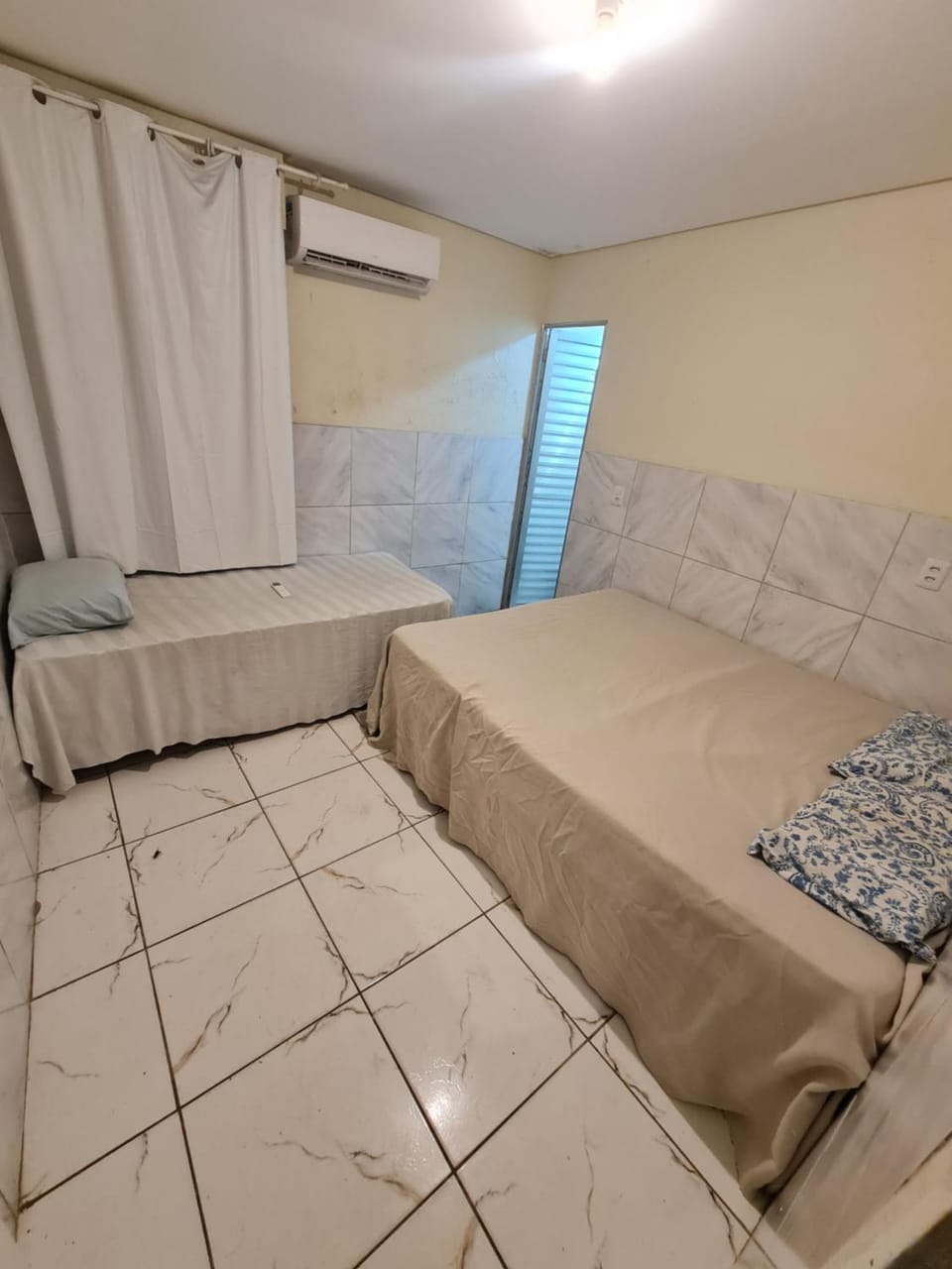 Photo of the whole room, air conditioner