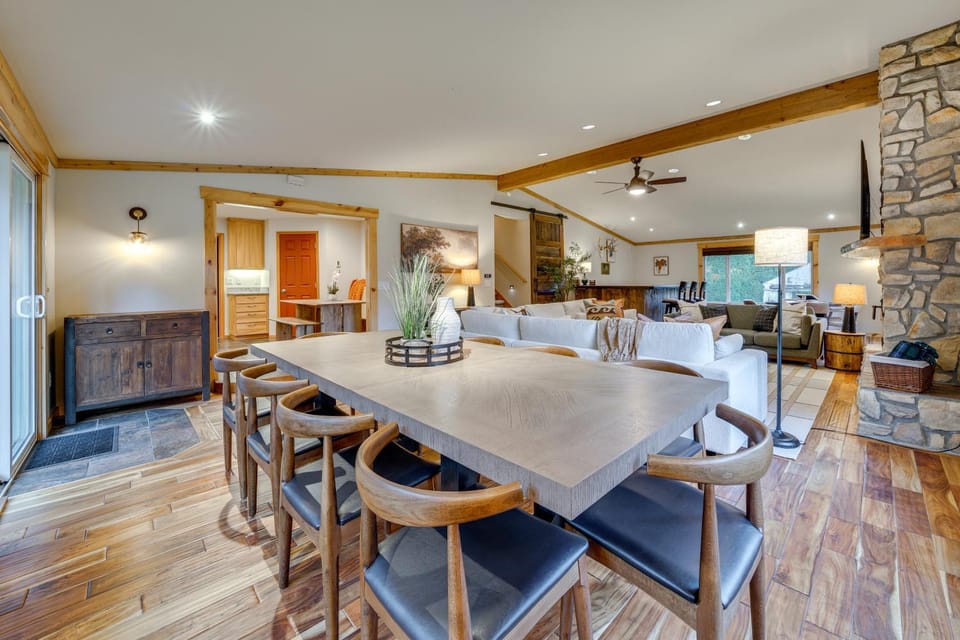 Fire Pit, Chic Deck! Family-Friendly Puyallup Home House in Puyallup