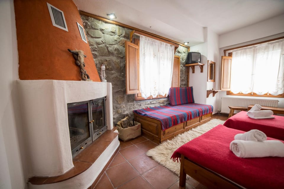 Πατρικό ολόκληρος ξενώνας entire stone guesthouse Chalet in Peloponnese, Western Greece and the Ionian