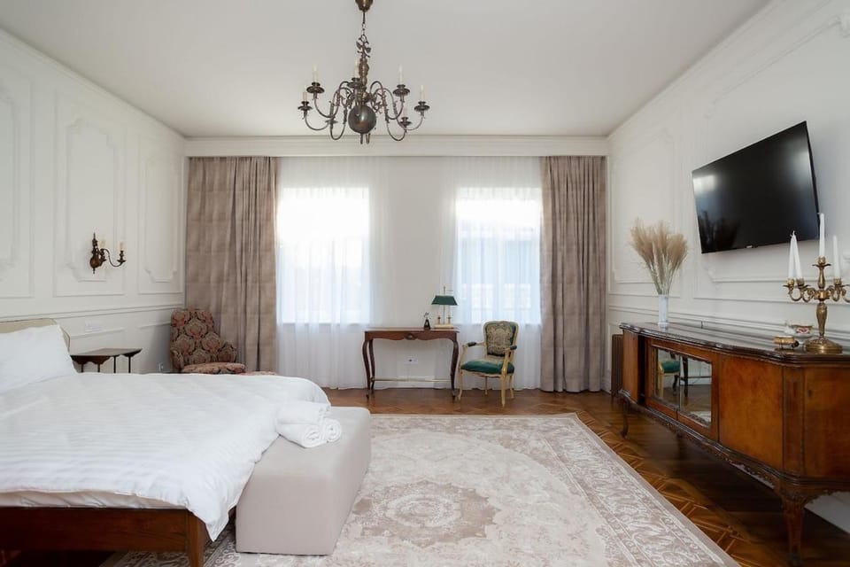 Bed, TV and multimedia, Business facilities, Seating area, Bedroom, Landmark view, wardrobe