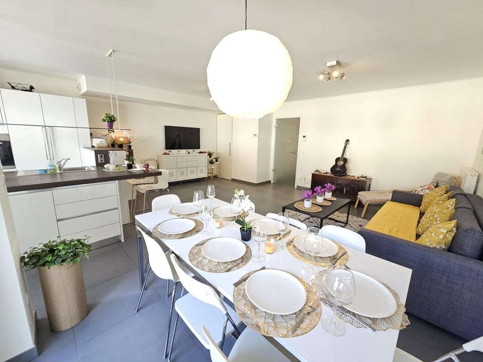 Executive 3BR Flat w Terrace, Parking, Fast Wi-Fi Apartment in Strassen