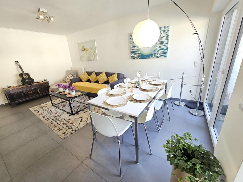 Executive 3BR Flat w Terrace, Parking, Fast Wi-Fi Apartment in Strassen