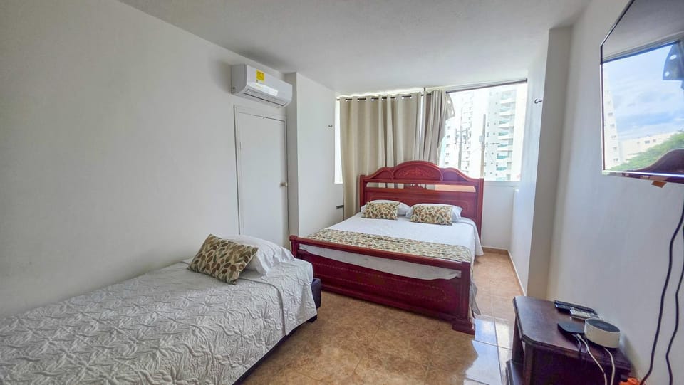 Bed, TV and multimedia, Photo of the whole room, Bedroom