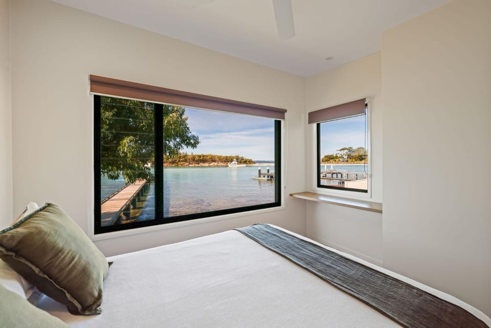 Anglesea Waterfront Bungalow by Book Jervis Bay Villa in Huskisson