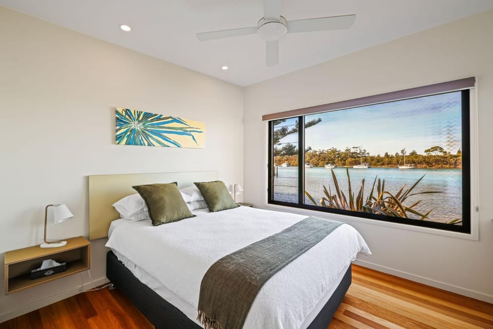 Anglesea Waterfront Bungalow by Book Jervis Bay Villa in Huskisson