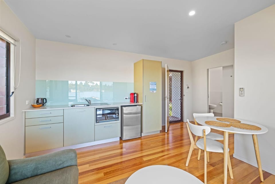 Anglesea Waterfront Bungalow by Book Jervis Bay Villa in Huskisson