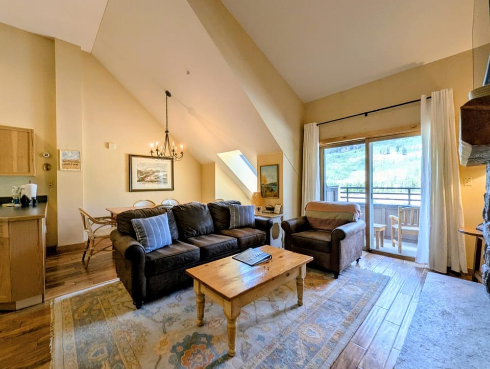 Bed, Day, Balcony/Terrace, Living room, Seating area, furniture
