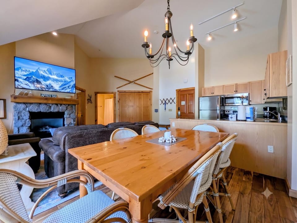 Bed, Bathroom, TV and multimedia, Kitchen or kitchenette, Living room, Seating area, Dining area, fireplace, furniture, kitchen, air conditioner