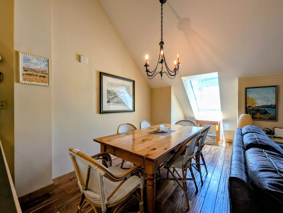 Day, Living room, Seating area, Dining area, furniture