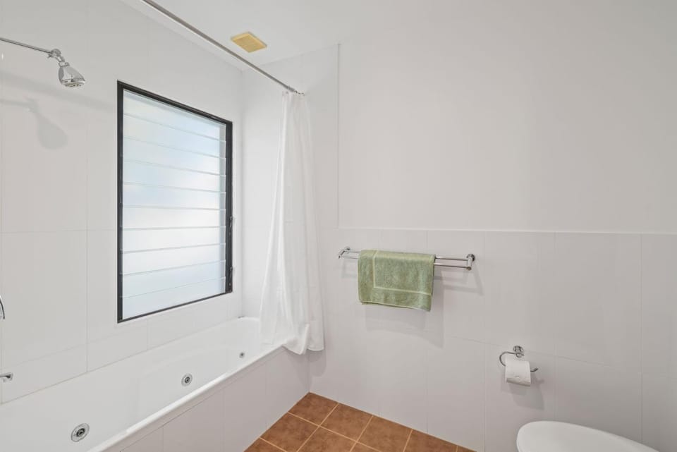 Anglesea Waterfront Bungalow with Spa Bath by Book Jervis Bay Villa in Huskisson