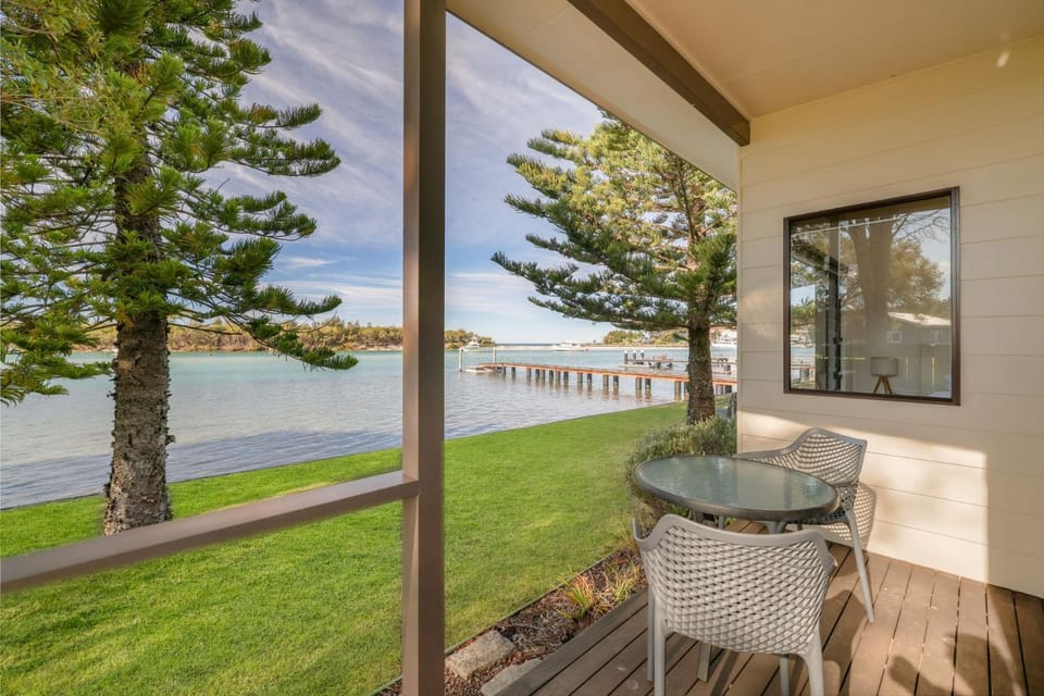 Anglesea Waterfront Bungalow with Spa Bath by Book Jervis Bay Villa in Huskisson