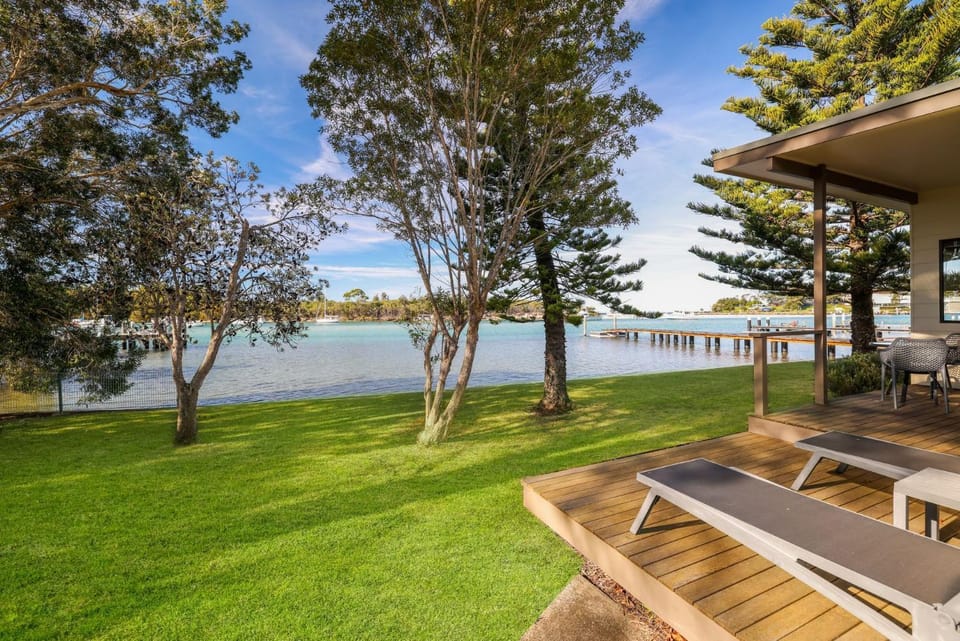 Anglesea Waterfront Bungalow with Spa Bath by Book Jervis Bay Villa in Huskisson