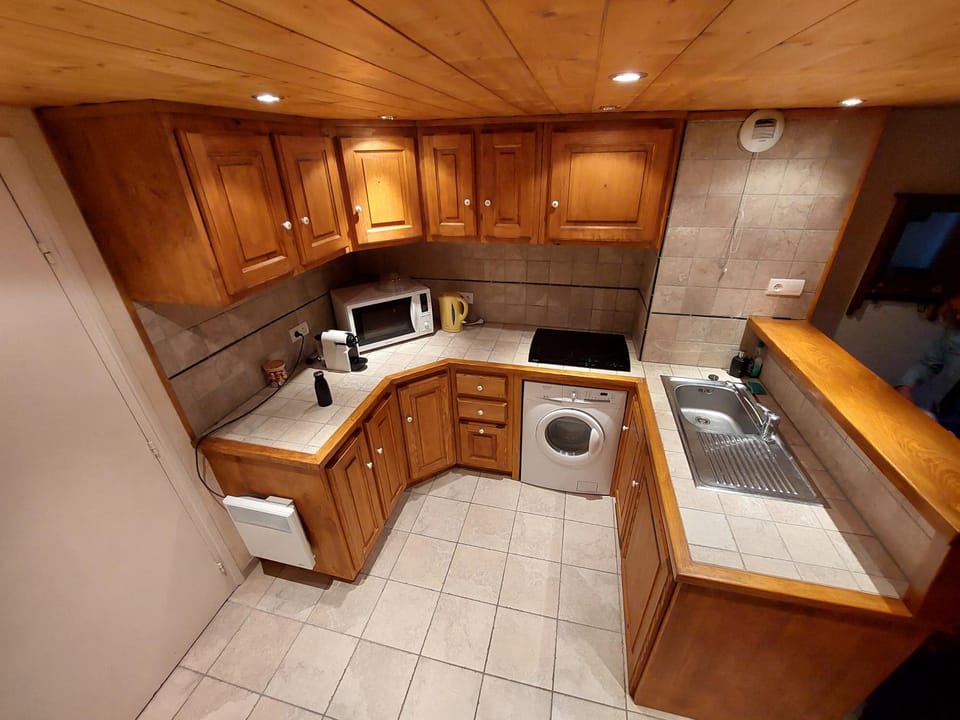Coffee/tea facilities, Kitchen or kitchenette, dishwasher, stove, washing machine, dryer