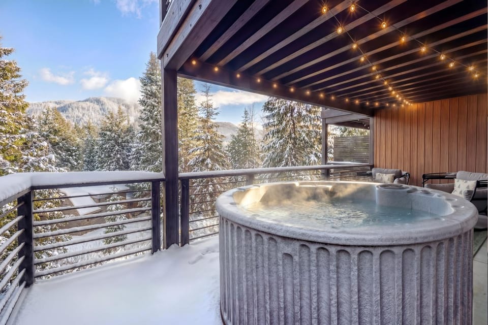 Ski-In/Out Home w/ Hot Tub & Sauna, Near Seattle House in Snoqualmie Pass