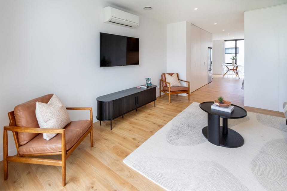 TV and multimedia, Living room, Seating area, Evening entertainment, air conditioner