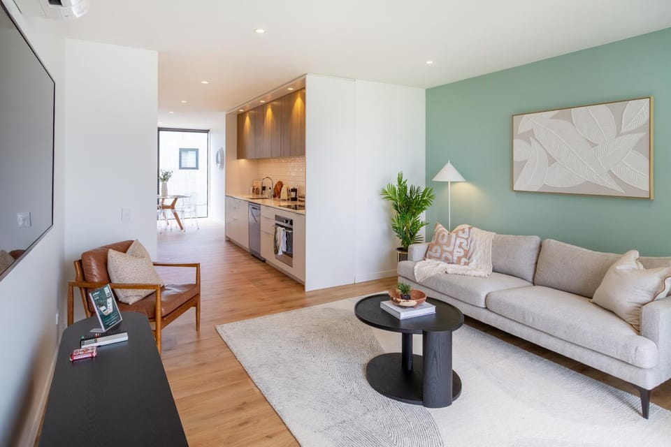 Kitchen or kitchenette, Living room, Seating area, Dining area, stove