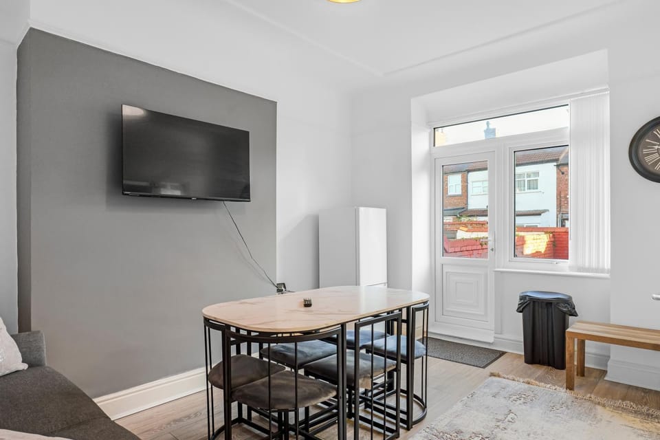 Communal lounge/ TV room, Kitchen or kitchenette, Dining area, Evening entertainment