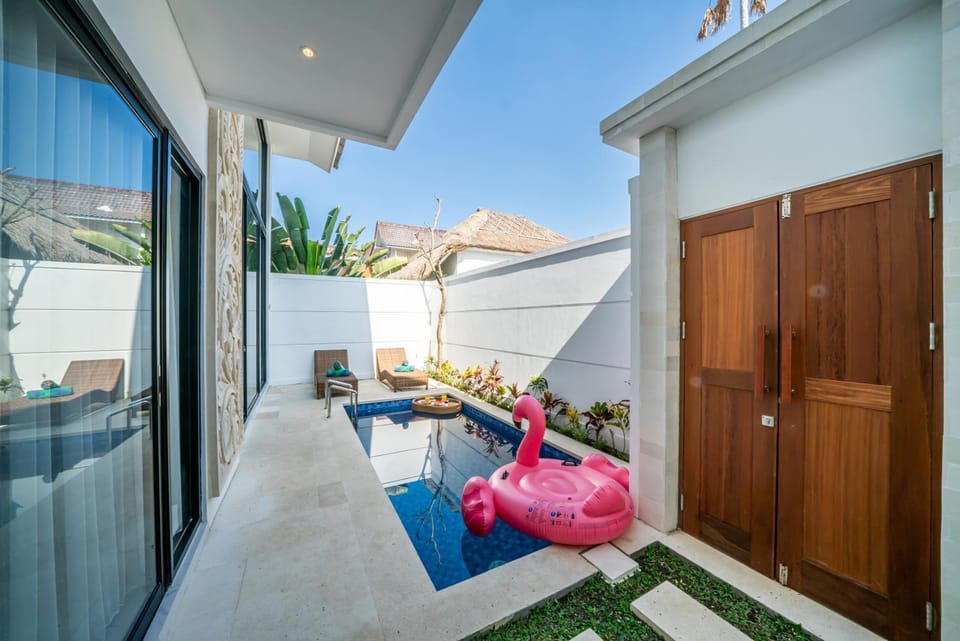 Property building, Patio, Day, View (from property/room), Balcony/Terrace, Pool view, Swimming pool, sunbed