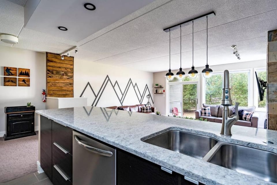 Easy Rider Chalet Steps to Lift & Blue Village House in Grey Highlands