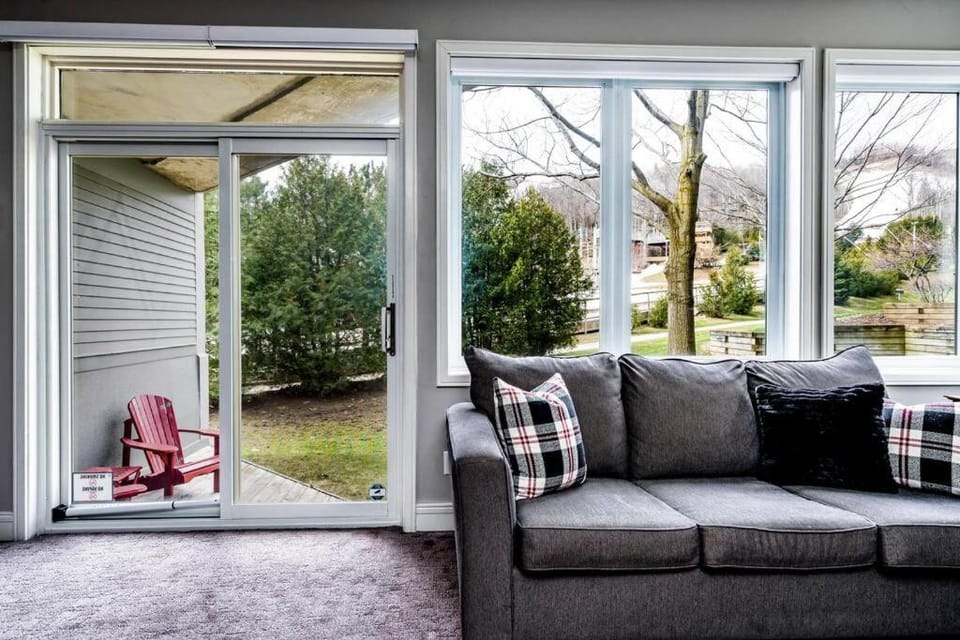 Easy Rider Chalet Steps to Lift & Blue Village House in Grey Highlands