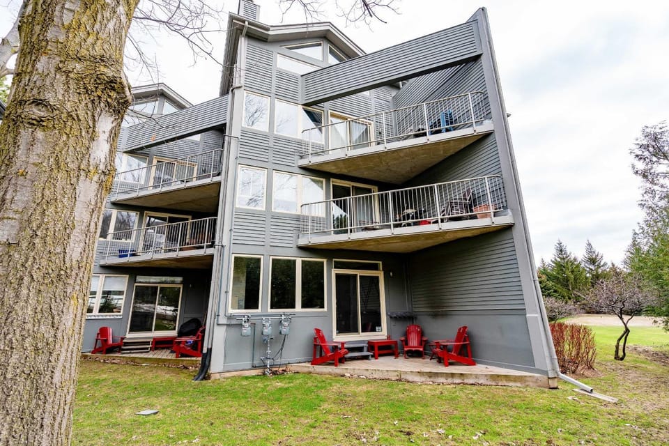 Easy Rider Chalet Steps to Lift & Blue Village House in Grey Highlands