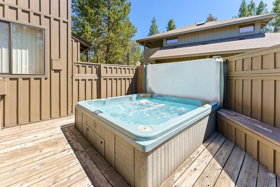 Umpqua with Golf Views Hot Tub & Ping Pong House in Sunriver