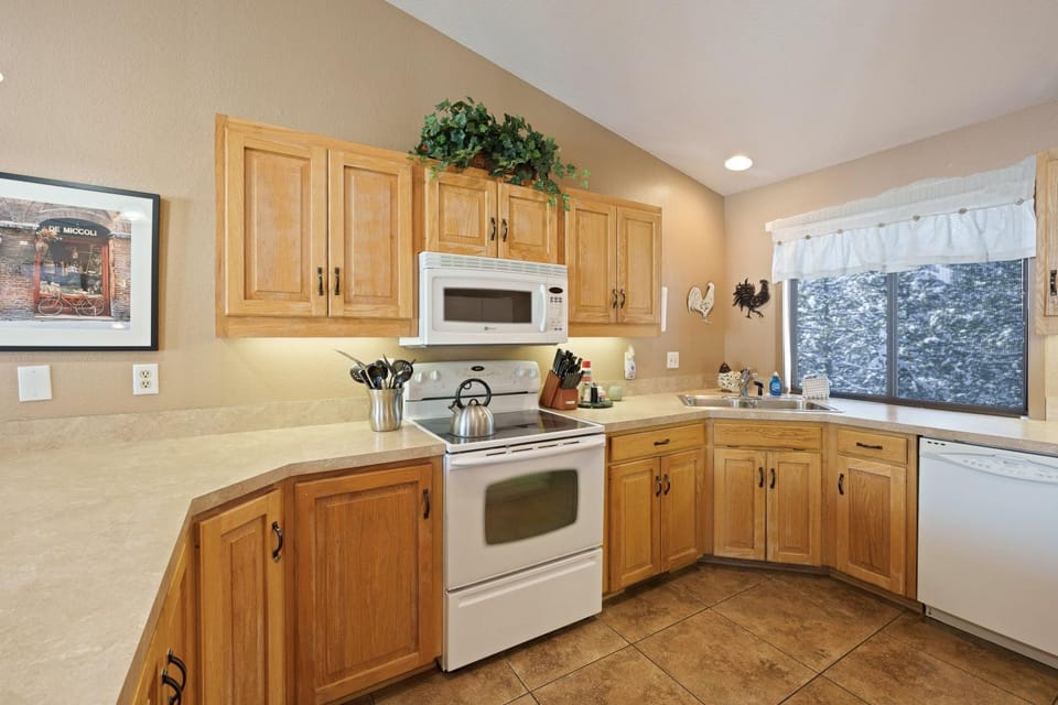 Umpqua with Golf Views Hot Tub & Ping Pong House in Sunriver