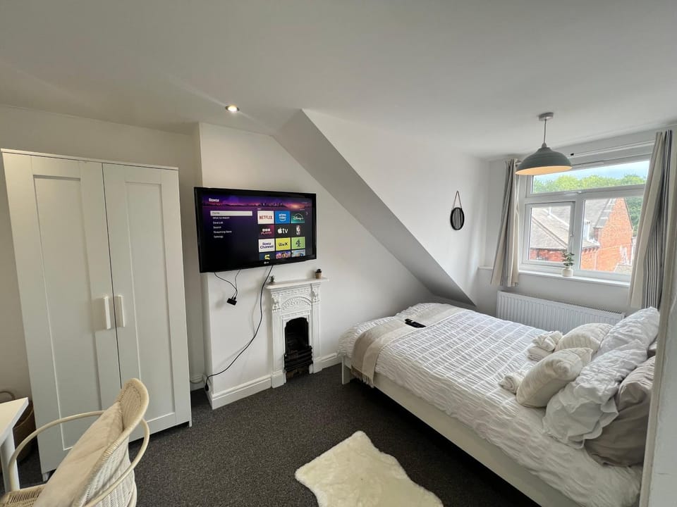 Bed, TV and multimedia, Living room, Photo of the whole room, Bedroom