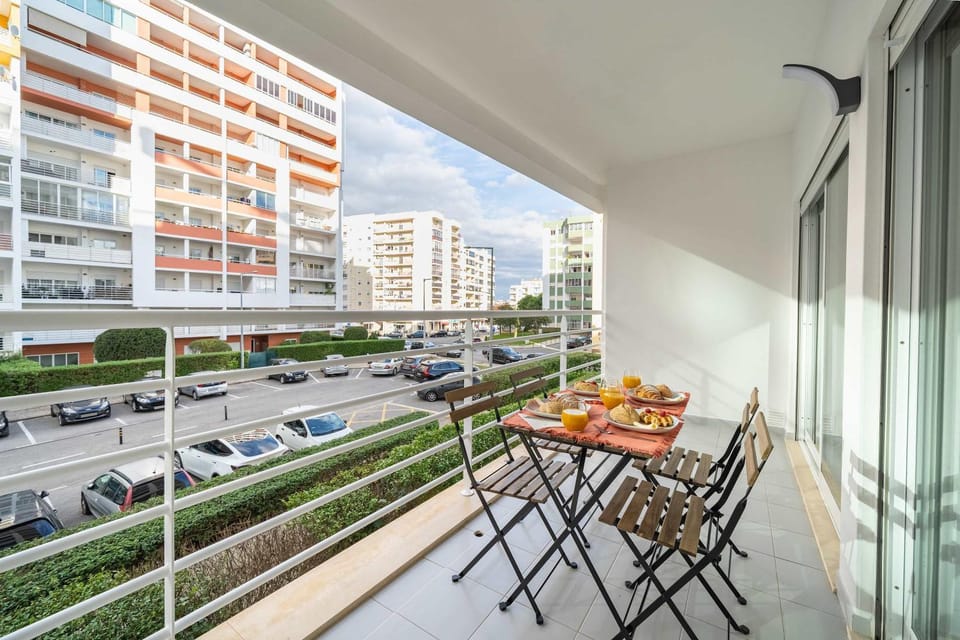 Patio, View (from property/room), Balcony/Terrace, Seating area, Dining area, City view, Location, Parking