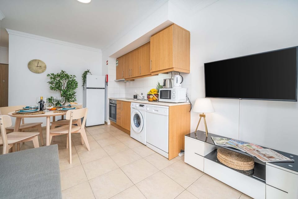 TV and multimedia, Coffee/tea facilities, Kitchen or kitchenette, Dining area, dishwasher, oven, stove, toaster