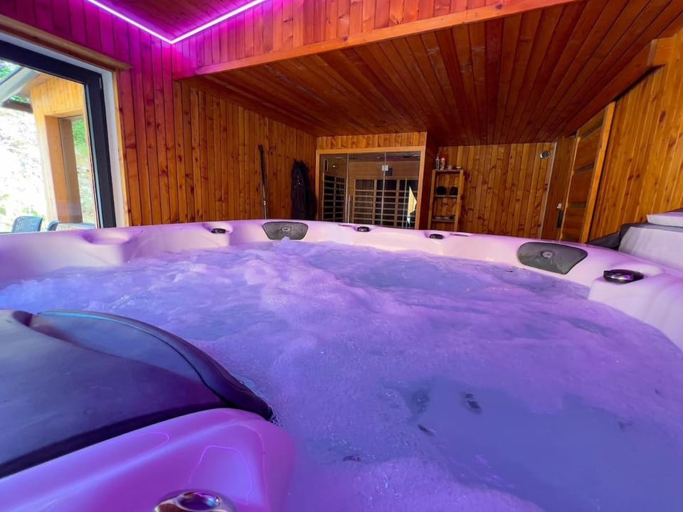 Hot Tub, Hot Tub, Spa and wellness centre/facilities