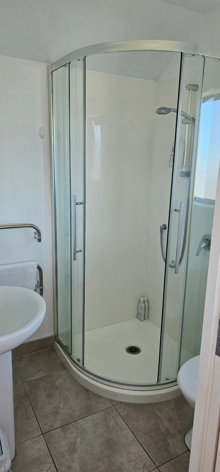 Serene One Bedroom Seaview Chalet Apartment in Auckland Region