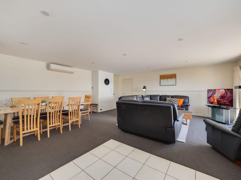 Living room, Seating area, air conditioner