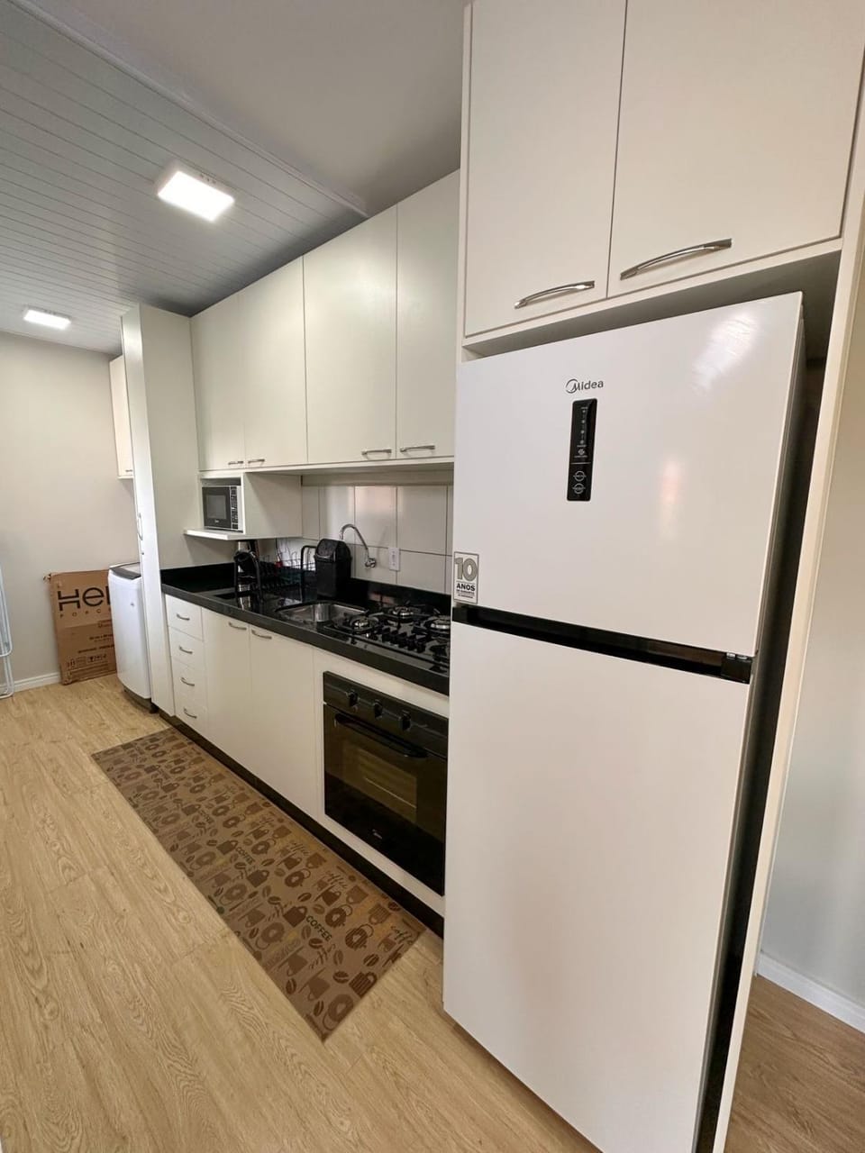Kitchen or kitchenette, minibar, oven, stove