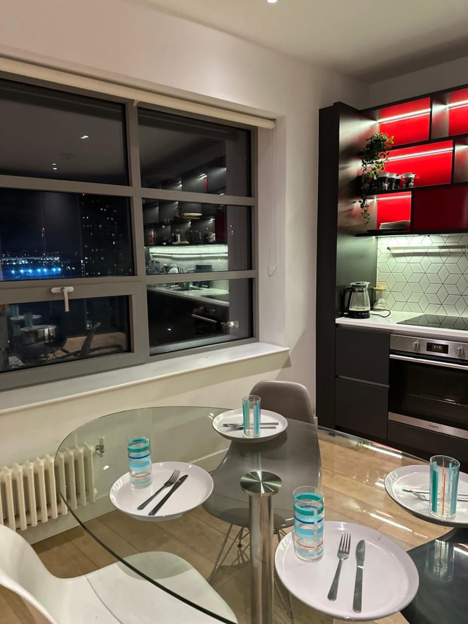 En-suite Room LUXURIOUS 2 bed Flatshare Vacation rental in London