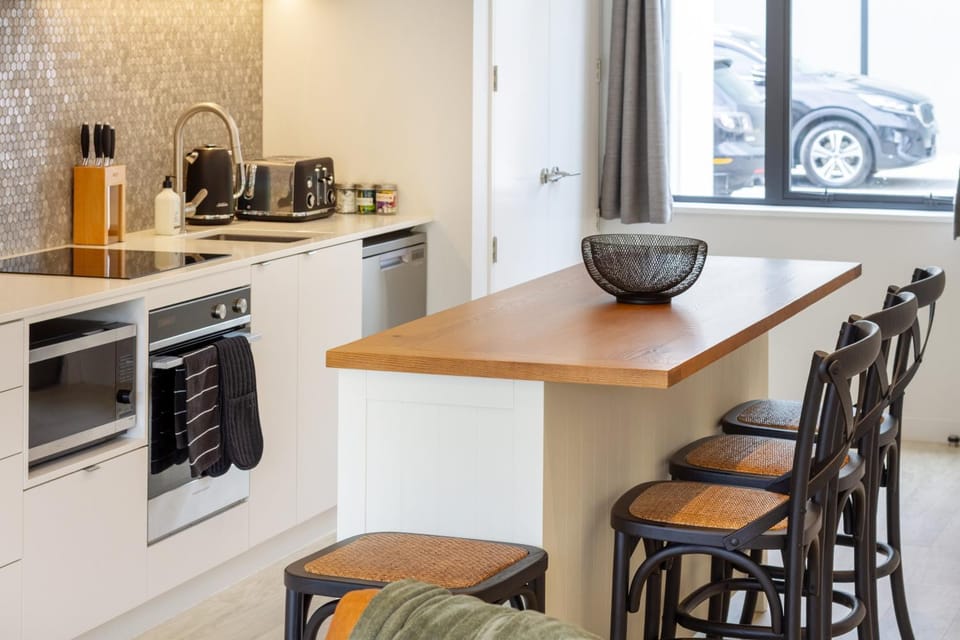 Kitchen or kitchenette, Dining area, stove