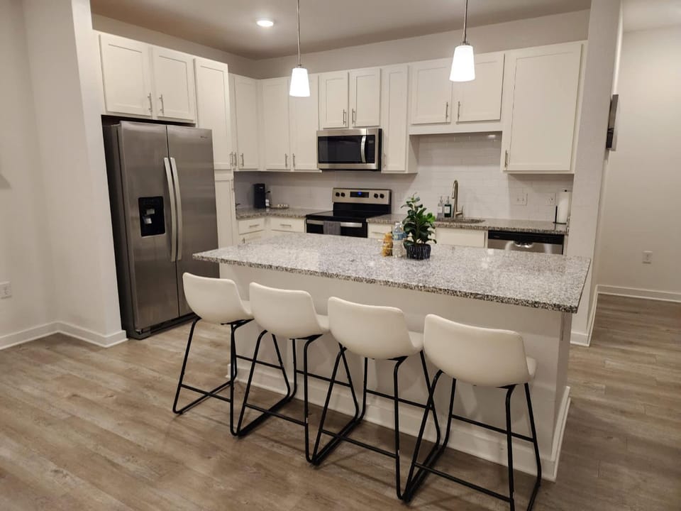 Luxury Resort Living, Pool, BBQ, Fitness Center, 1st Floor, Minutes 2 May Clinic Apartment in Jacksonville