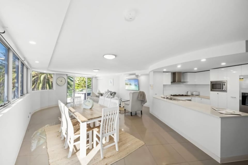 Family Friendly with 2 TVs Rooftop Pool Apartment in The Entrance