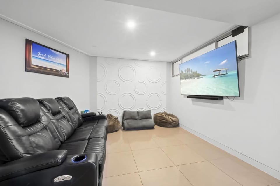 Family Friendly with 2 TVs Rooftop Pool Apartment in The Entrance