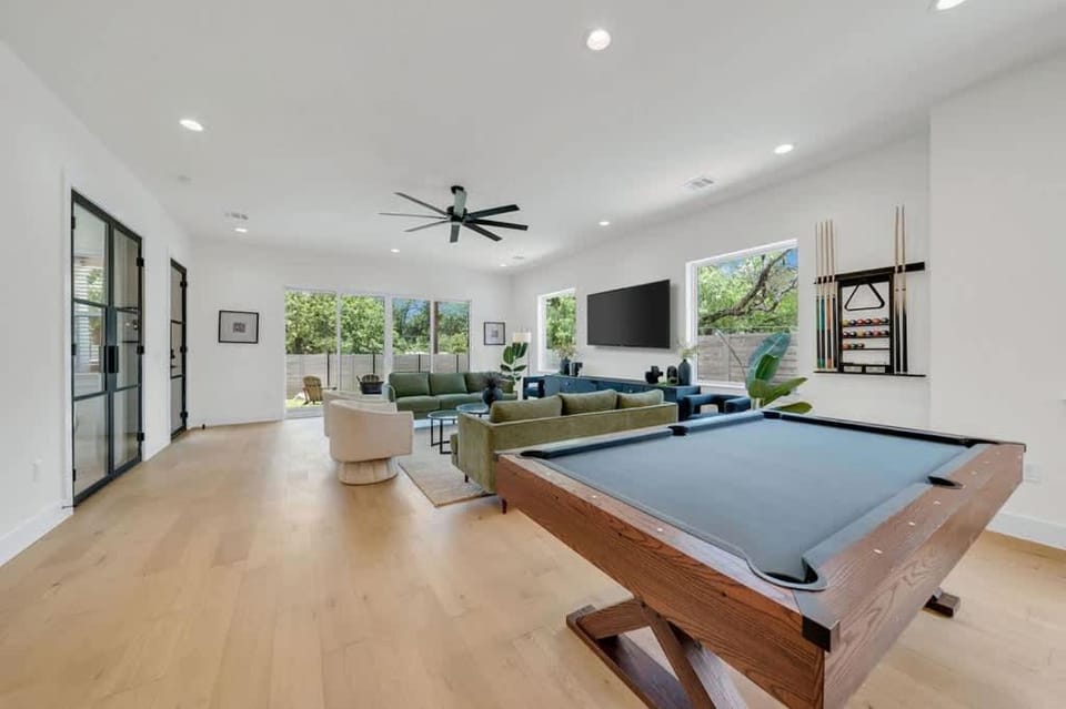 Sleeps 42 2 Pools & Game Room 11BR near Downtown House in Austin