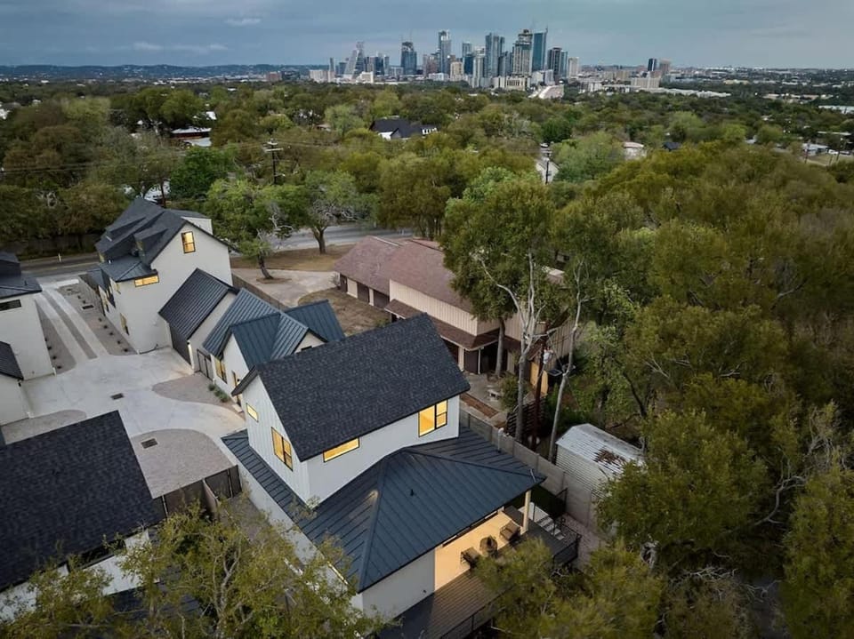 Sleeps 42 2 Pools & Game Room 11BR near Downtown House in Austin