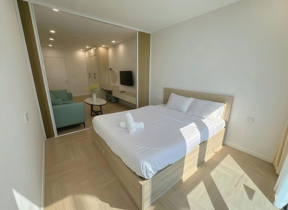 Bed, Photo of the whole room, Bedroom, towels