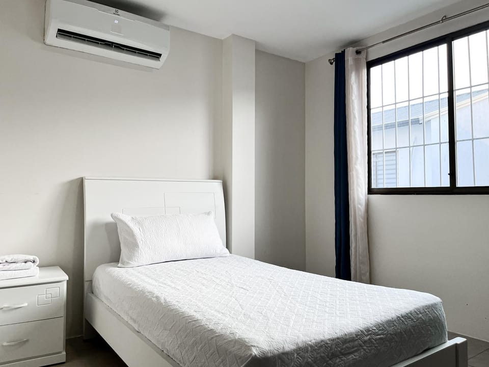 Bed, Photo of the whole room, Bedroom, air conditioner