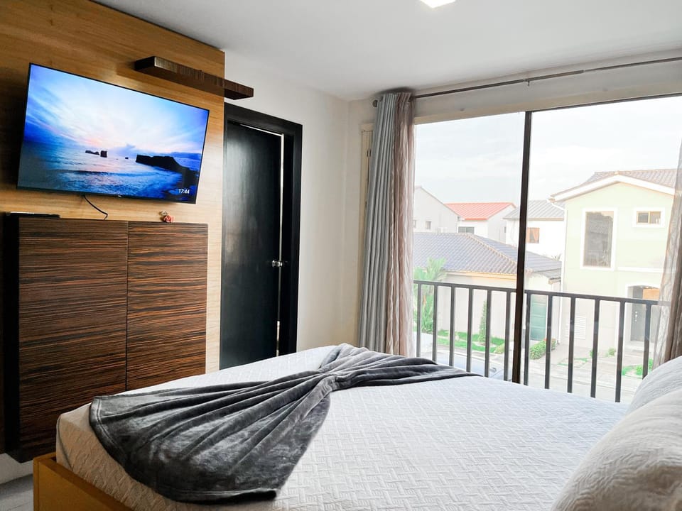 Communal lounge/ TV room, Bed, TV and multimedia, View (from property/room), Balcony/Terrace, Photo of the whole room, Evening entertainment, Bedroom