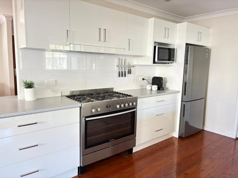 Coffee/tea facilities, Kitchen or kitchenette, oven, stove