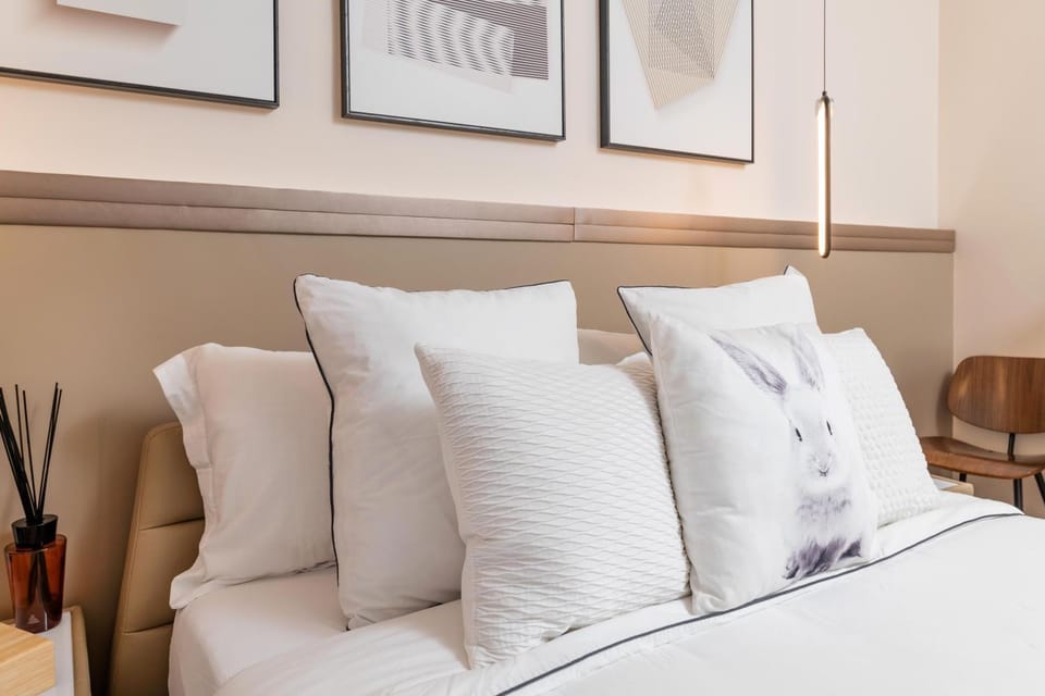 Bed, Seating area, Bedroom