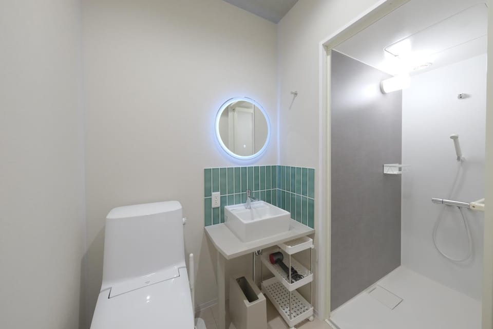 Toilet, towels